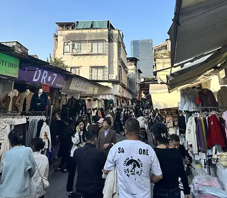 many small alleys next to Mingguan