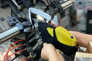 Stretch the upper over the foot-shaped mold